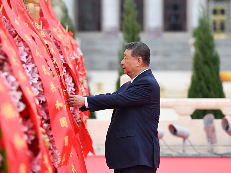 习近平等党和国家领导人出席烈士纪念日向人民英雄敬献花篮仪式